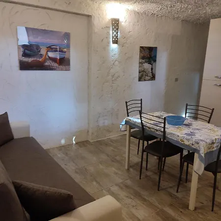 - In Seminterrato In Di Campagna, Piscina Fuori Terra A 4 Minuti Di Auto Dalla Citta Apartamento